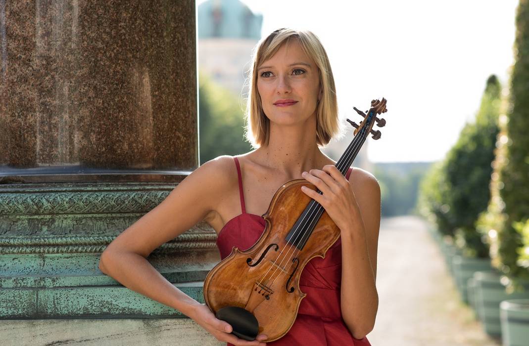 Elsa Claveria mit einer Geige im Arm