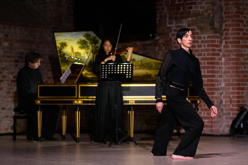 Eine Performance von laborgras. Tänzer: Abraham Iglesias Rodriguez, Tian Gao, Renate Graziadei. Ort: St. Elisabeth-Kirche, Berlin