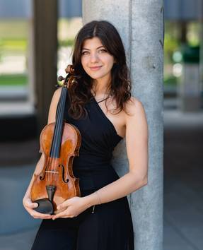 Alexandra Tirsu mit Geige©damian posse