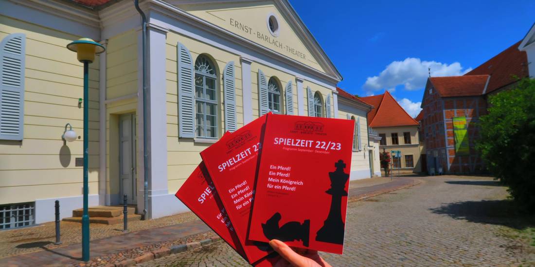 Neue Spielzeithefte © Landkreis Rostock