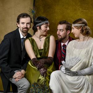 2 männliche und 2 weibliche Schauspielerinnen in Kostümen der 20er Jahre des letzten Jahrhunderts