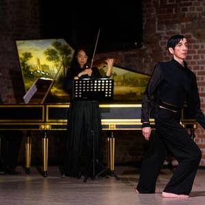 Eine Performance von laborgras. Tänzer: Abraham Iglesias Rodriguez, Tian Gao, Renate Graziadei. Ort: St. Elisabeth-Kirche, Berlin