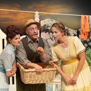 De verflixte Strump: da-Marie Brandt, Markus Sebastian Wenger, Joke Lisann Messmer De verflixte Strump Ida Marie Brandt, Markus Sebastian Wenger, Joke Lisann Messmer Foto Silke Winkler 2025 2026