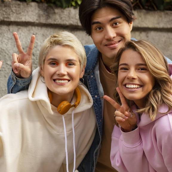 Junge Menschen posen für Foto