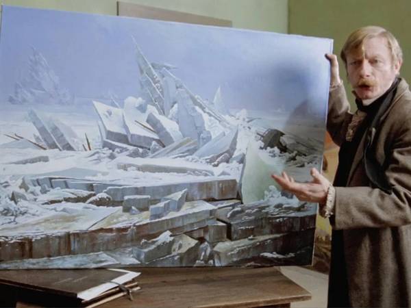 Otto Sander als Caspar David Friedrich vor einen Gemälde mit einem Schiff stehend