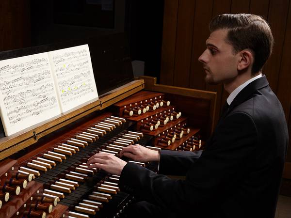 Vincent Knüppe spielt an der Orgel