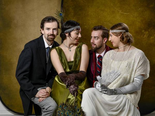 2 männliche und 2 weibliche Schauspielerinnen in Kostümen der 20er Jahre des letzten Jahrhunderts