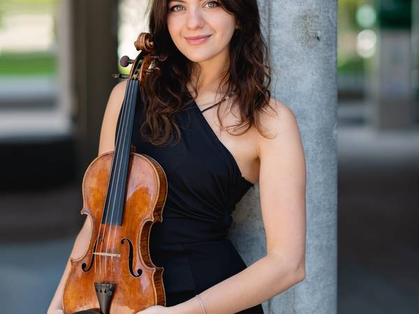Alexandra Tirsu mit Geige©damian posse