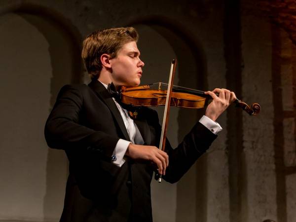 Der geiger Tassilo Probst / Foto von Arlet Ulfers und Michael Herdlein