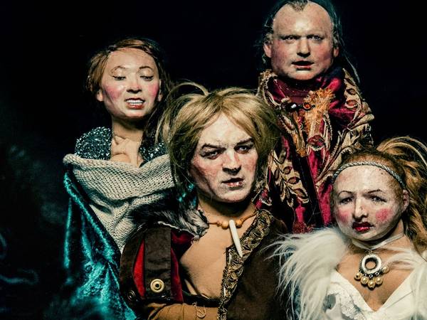 Looking for Brunhild Theater Figurentheater Looking for Brunhild Theater Handgemenge Foto Alexander Hoerbe