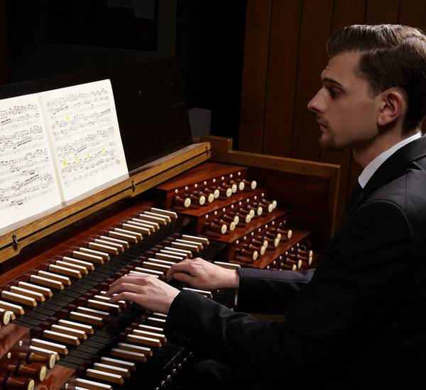 Vincent Knüppe spielt an der Orgel