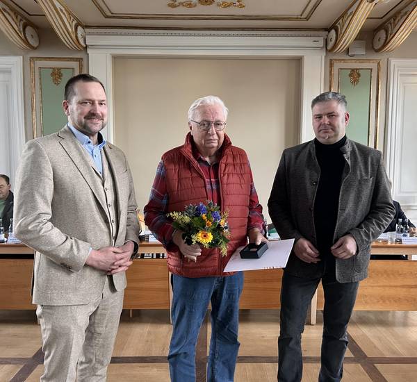 Stephan Meyer und Veikko Hackendahl danken Jürgen Lorenz für sein Engagement
