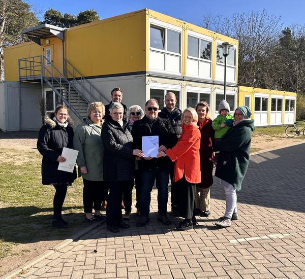 Anja Kerl überreicht den Fördermittelbescheid in Graal-Müritz