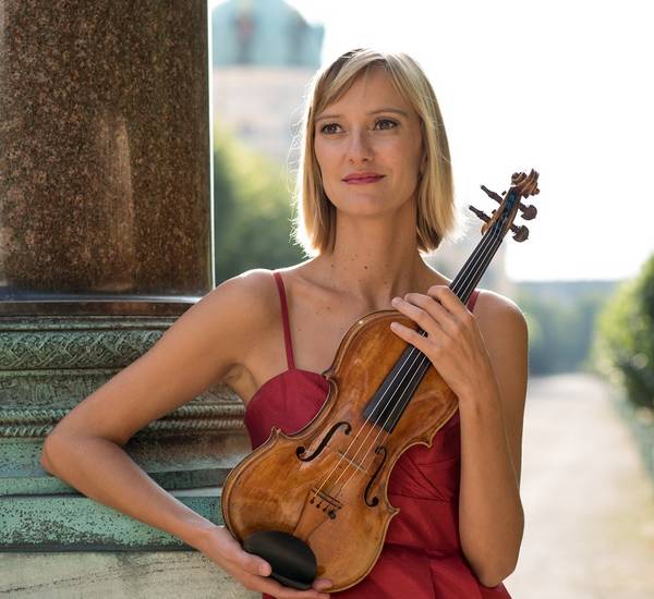Elsa Claveria mit einer Geige im Arm