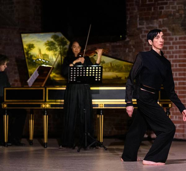 Eine Performance von laborgras. Tänzer: Abraham Iglesias Rodriguez, Tian Gao, Renate Graziadei. Ort: St. Elisabeth-Kirche, Berlin