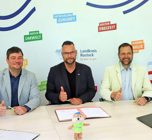 Nun ist es amtlich - Landrat Sebastian Constien (v.li.), rebus-Geschäftsführer Thomas Nienkerk und der 1. Stellvertretende Landrat Stephan Meyer unterzeichneten heute den neuen Dienstleistungsvertrag für weitere zehn Jahre.
