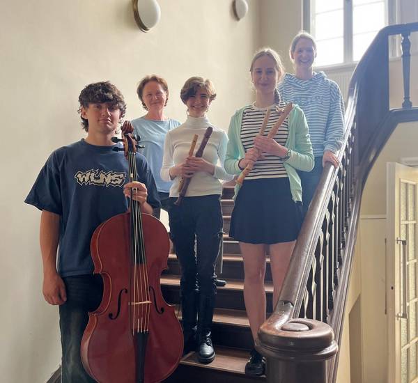 Das Ensemble Alte Musik mit beiden Lehrerinnen: Jannik Brockmann, Barockcello, Ariane Spiegel (Fachlehrerin Cello), Isabella Brackertz, Blockflöte, Caroline Kleemann, Blockflöte, und Silja Wiebe (Fachlehrerin Blockflöte) freuen sich über den Erfolg bei „Jugend musiziert“.