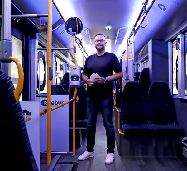 Die letzte Schulwoche ist angebrochen – Zeit für ein Dankeschön an die Schulbusassistenten, hier rebus-Geschäftsführer Thomas Nienkerk mit den KRASS-FreizeitTickets.