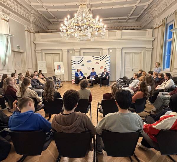 Gesprächsrunde im Kreistagssaal zum Tag der Kinderrechte 2025