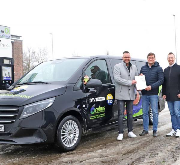 Die Rufbusflotte wird weiter verstärkt. Mit Unterstützung des Landkreises konnten sechs weitere moderne Fahrzeuge angeschafft werden – hier rebus-Geschäftsführer Thomas Nienkerk (v. li.), Landrat Sebastian Constien und rebus-Prokurist Marc Weinhauer.