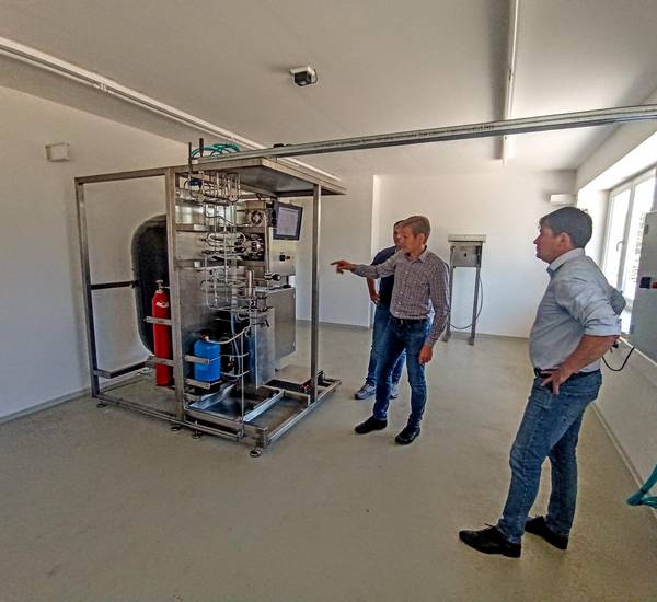 Landrat Sebastian Constien informiert sich bei Mario Batarow, Inhaber von Batarow Sensorik, und Matthias Nickel, Inhaber von Metallbau Nickel, über neue Nutzungsmöglichkeiten von Wasserstoff.