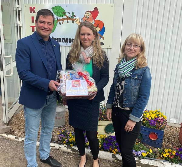 Landrat Constien überreicht ein Dankeschön an Christina Labuzinski und Nicole Quinque-Schottmann