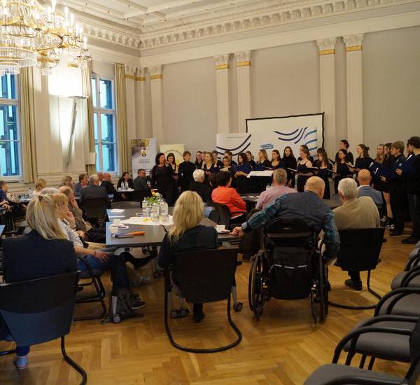 Der Chor des John-Brinckman-Gymnasiums singt bei der Festveranstaltung im Kreistagssaal.