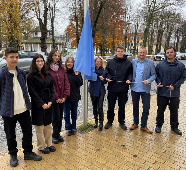 Flagge hissen am Tag der Kinderrechte