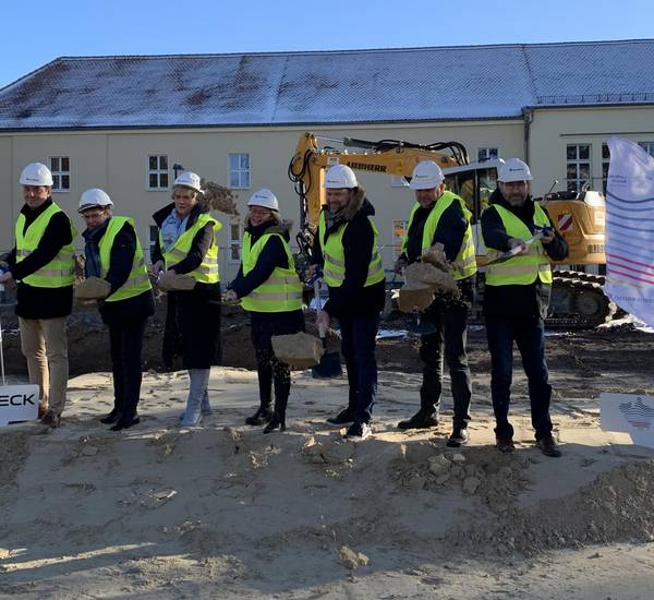 Oliver Grzesko von der Firma Goldbeck, Schulleiterin Hanka Becker, Bildungsministerin Simone Oldenburg, Schuldezernentin Anja Kerl, Vize-Landrat Stephan Meyer, Kreistagspräsident Veikko Hackendahl und Güstrows Bürgermeister Arne Schuldt (v.l.) setzen den symbolischen ersten Spatenstich auf dem Geläde des Regionalen Beruflichen Bildungszentrum in Güstrow-Bockhorst.