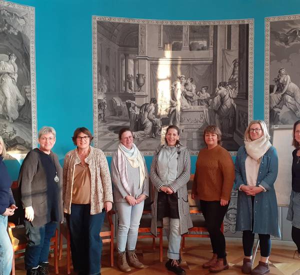 Mitarbeiterinnen des Jugendamtes, Pflegemütter und Frau Prof. Mechthild Wolff trafen sich zum Workshop.