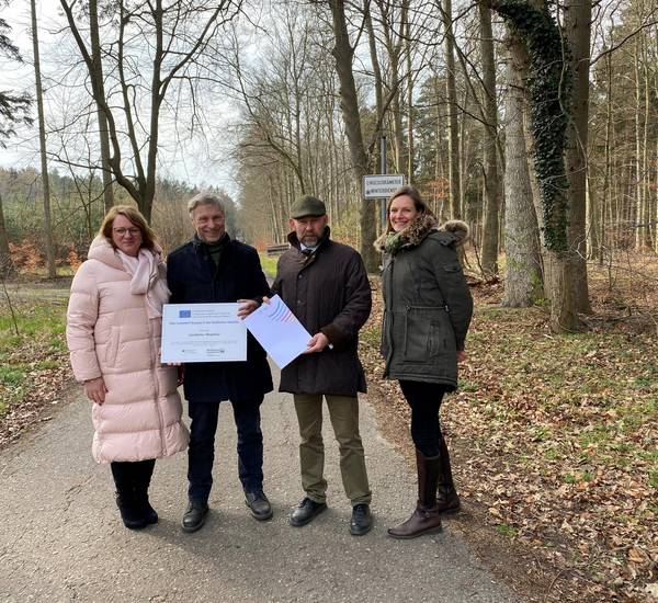 Dezernent Romuald Bittl überreicht dem Bürgermeister von Gelbensande den Zuwendungsbescheid. Mit dabei sind Martina Hiltner und Carmen Lehnart von der Zentralen Fördermittelstelle des Landkreises.