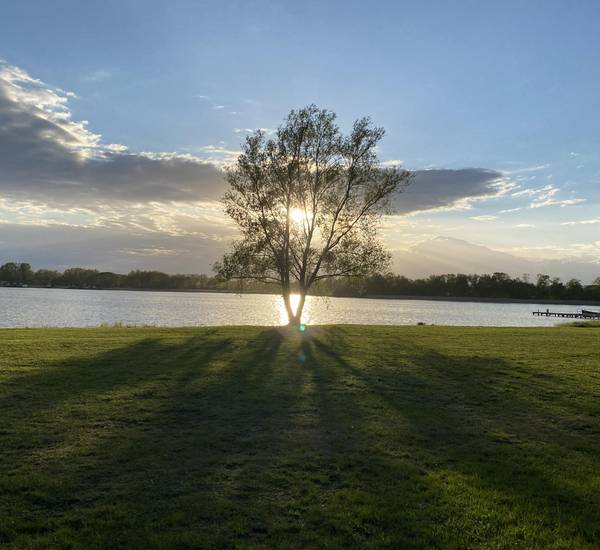 Eine Sonne geht hinter einem See unter