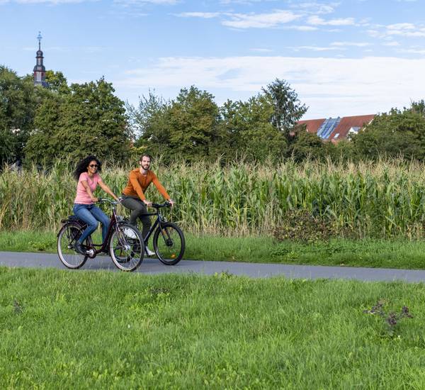 Zwei Menschen fahren Rad