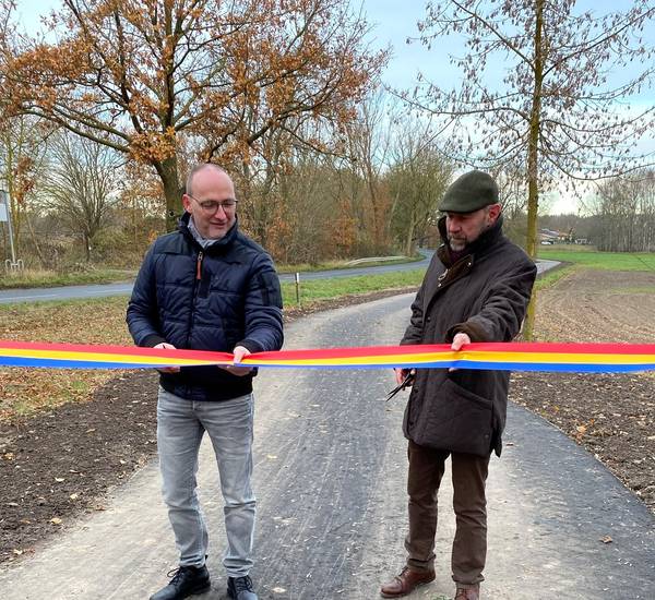 Bürgermeister Christian Grüschow und Dezernent Romuald Bittl schneiden die Schleife durch.