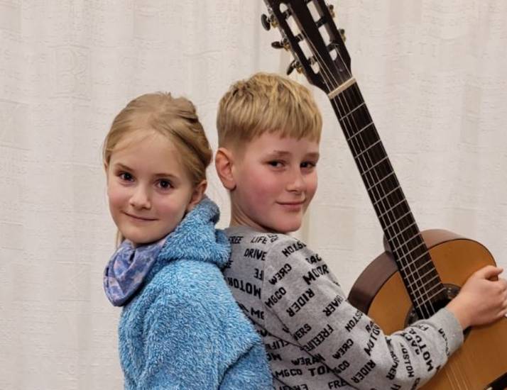 Karlotta Bär und Bennet Richards zählen zu den jüngsten Teilnehmern und werden von Herrn Fischer in der Arbeitsstelle Teterow in der Kategorie Zupfensemble vorbereitet.
