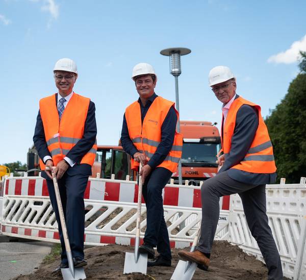 Landrat Sebastian Constien (M.) setzt gemeinsam mit Thomas Murche (l.), Technischer Vorstand der Wemag, und Volker Buck, Geschäftsführer von Wemacom, den symbolischen ersten Spatenstich für das Planungsgebiet LRO 24_06.